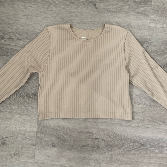 Athletic wear top, brand new - Picture 2 of 4